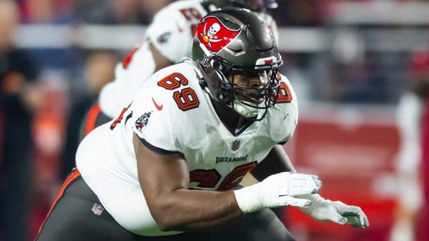 Buccaneers guard Shaq Mason plays in a game in 2022.